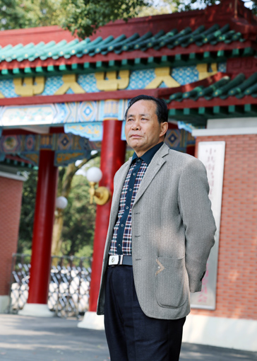  万柳根，又名万长泽，书经斋斋主，1956年4月生，江西南昌人，现为中国书法家协会考级中心中级注册教师、中国书画家协会理事、江西省书法家协会会员，国家一级书法师。 1997年参加南昌县《书画赛》获书法优秀奖;1999年参加南昌县庆祝建国50周年书法获优秀奖;1999年九月参加南昌县政协庆祝建国五十周年暨澳门回归书法获二等奖;2011年获江西省第五届书法展优秀奖;2014年，江西新CEO第十二期杂志室宣传报道;2014年获江西第八届书法赛优秀奖;2015年，获江西省第八届书法入展优秀奖;2015年，