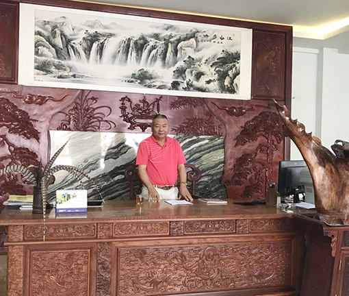  何从界，1948年4月生。云南省宜良县人，家住景洪市。现为中国书画家协会名誉主席，一级书法师，中国书画创作院副院长，中国艺术名家协会名誉主席，东方书画艺术研究会名誉会长。 少时酷爱书画，97年前往老挝工作，常与老挝艺术爱好者及前来老挝旅游的艺术家学习交流，进步很大。2012年首次参加中国书画名家韩国世博国际交流展，荣获书法金奖。盛世华章中国诗书画艺术大赛荣获书法金奖。第六届名族情，全国书画艺术大赛荣获金奖。2012年迎党的十八大胜利召开公益书画艺术展活动中，荣获书法金奖，迎神十载人航天飞行成功，