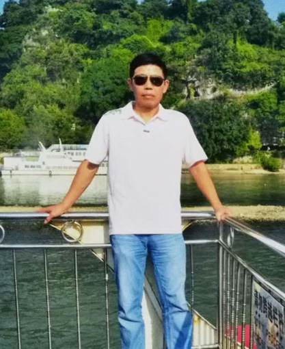  贾岳，56岁。笔名：书愚人，号：润心，常用：黄桥人。 习书40余载，诸体皆涉，尤以楷书，章草见长。现为中国硬笔书法协会会员，中国楹联学会会员及书艺委员会委员，江苏省书法家协会会员。 贾岳老师作品字如其人，楷体于人有平正端严之感，似谦恭君子彬彬有礼，草书如酒后狂生，放逐神思，对月舞影，翩然若飞，一为内涵，一为开阔，两种性情并不相矛盾地同时存在于他的内心。贾老师作品用墨浓淡，相得意彰，浓郁时雄浑酣畅，疏淡间清雅致远;笔运连贯，力道稳健，时而苍劲沉透，时而清逸瘦铄，分间布白潇朗中见虚实，收纵间出