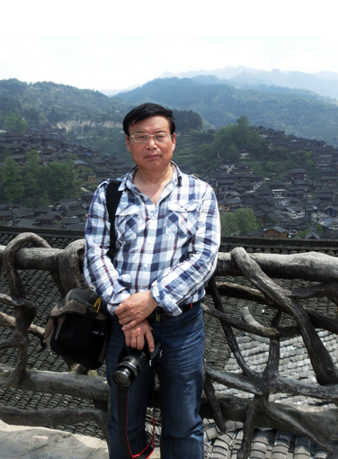 李永:河北新乐人。首届中国石雕艺术家、河北省工艺美术大师、高级工程师、高级环境艺术师、全国城市雕塑创作设计资格证持有者。喜文墨,酷爱诗、书、画、影。雕塑作品多次参展获奖并被收藏。作品辑入《中国艺术人才书画集》《希望杯书法篆刻作品集》《槐花杯环境雕塑大赛作品集》《世界美术集》《世界美术家传》《世界名人艺术大典》《中国工艺美术名家精品集》等二十余画册。现为河北德缘环艺雕塑有限公司艺术总监;中国雕塑家协会会员,河北省书法家协会会员、河北美院教授、河北省雕塑指导委员会副会长、新乐市雕塑艺术协会会长。 擅 李永:河北新乐人。首届中国石雕艺术家、河北省工艺美术大师、高级工程师、高级环境艺术师、全国城市雕塑创作设计资格证持有者。喜文墨,酷爱诗、书、画、影。雕塑作品多次参展获奖并被收藏。作品辑入《中国艺术人才书画集》《希望杯书法篆刻作品集》《槐花杯环境雕塑大赛作品集》《世界美术集》《世界美术家传》《世界名人艺术大典》《中国工艺美术名家精品集》等二十余画册。现为河北德缘环艺雕塑有限公司艺术总监;中国雕塑家协会会员,河北省书法家协会会员、河北美院教授、河北省雕塑指导委员会副会长、新乐市雕塑艺术协会会长。 擅