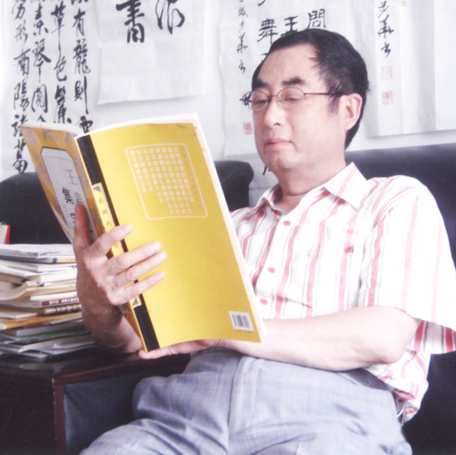  滕步华，号文轩，生于江苏省连云港市.中国书法家协会会员，专业一级书法家，牛津艺术学院博士生导师。先后毕业于江苏师范大学。结业于中国艺术研究院,中国书法院研究生课程班。文化部中国书画艺术研究创作基地赵学伦山水画工作室，师从胡抗美、曾翔、岳黔山、赵学伦等著名书画家;历任连云港市海州区文教局文化科长、区文化馆长、区文联副秘书长、区书协副主席，江苏省书法家协会会员，连云港市历史书画研究会理事;任职期间多次受到各级政府表彰;1988年被省政府授予省群众文化先进工作者称号;1990年被国家文化部授予全国先进文化馆