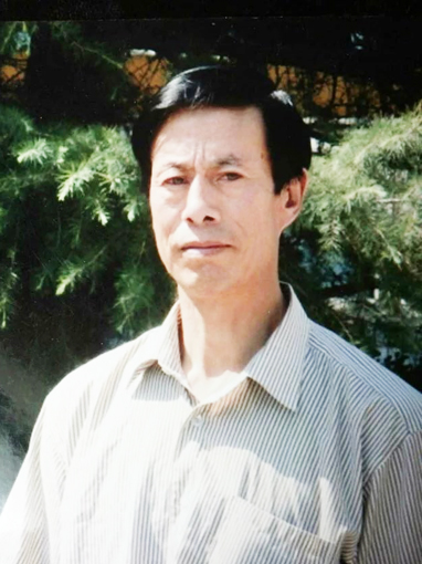  张国义，字青山，号南林散人，聚艺斋主人。1957年生，甘肃定西市人。本科学历，中共党员，现供职于兰州工业学院。现为国际名家书画院教授，副院长，中国书画创作院理事，中国书法家协会会员，国家一级书法师，甘肃书法家协会会员，甘肃省诗书画联谊会理事、甘肃省陇风诗书画社副社长。本人自幼酷爱书法，曾先后师承赵正，马国俊，陈登勇先生等，并进修毕业于中书协高研班，其作品自行成其风格，自然流畅，气韵贯通，熔众家为一体的书法语言。 曾在1984、1985年嘉峪关市书画大赛中两次荣获一等奖，86年获甘肃省青年书画大赛