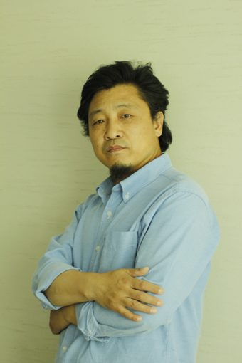  冯海波——“艺术名家“重点推荐 冯海波：1969年10月生，字木之，号清风斋主人 ，养心堂堂主。出生于吉林省长春市，毕业于鲁迅美术学院。中国书画院创作院理事、中国美术院特聘书画家、中国艺术家协会理事、中国书画家协会理事、中国书画研究院研究员、齐白石艺术研究院理事、中国书法协会会员、中国美术院会员、中华艺术研究院书法院秘书长、中国古文化艺术研究学会学部委员、东坡书画艺术研究院理事、东方书画艺术研究会特约书画家、颜真卿文化研究会名誉主席。 作品先后被收录《海峡两岸华人艺术家书画作品全集》《当代