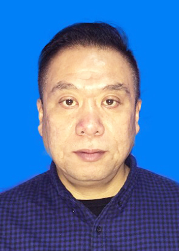  于洪江：1966年生于天津，祖籍河北黄骅。1992年毕业于天津美术学院绘画系国画专业，获学士学位。2002年在天津美院就读硕士。 幼年时，随父于锦声学习绘画，打下了坚实的传统绘画基础。后进入白庚延先生画室，学习山水画，青年时期，得遇何家英教授，学习人物画。现为天津师大教授，及书画研究所人物画室主任。天津美协人物画会理事，天津民盟画会理事，天津美协会员。 作品曾获中日“一衣带水”水墨画大赛银奖，全国教师绘画大赛二等奖。获“天津市优秀青年美术家”称号和市级“五一”劳动奖章，2009年出版个人画