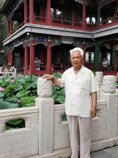  白小乐，河北省博野县白庄村人。1961年入军校学习;1965年被高教部选派赴法国巴黎留学;2008年毕业于中国书法家协会第12届研究生班。中国社科院机关党委常务副书记、院刊主编、欧美同学会总会理事、中国书法艺术研究院创作委员会副主任、国家一级书法师。 出版的专著有：长篇纪实文学作品《情系玫瑰泉》《追梦的人》;自选文集《草堂沉思录》《诗风墨韵》;中国邮政《一带一路·新丝绸之路上的艺术大使——白小乐个人艺术展》、美国集邮《中美杰出华人艺术家——白小乐美国邮册限量珍藏版》。 自幼喜爱书法艺术，1