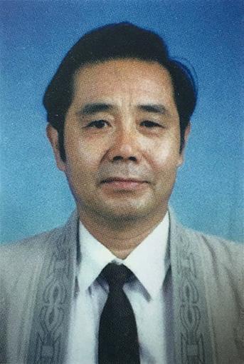  杨书英，一九四一年生于河南永城，毕业于商丘师范学院。多年从事电影制片、发行工作，并在解放军部队服役十余年。云南老年书画学会会员、春蚕诗社社员、中日艺术研究会会员。自学书法、国画，作品主要表现七彩云南及心灵家园。