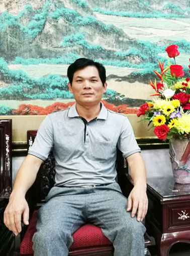  叶成舟，名崇谋，号古田耕夫，广东海丰县人，现定居深圳，早年肄业于赣南师范学院艺术系，毕业于北京建设大学艺术设计学院，师益于袁运甫、朱曜奎、蒋峰等名家，山水画则多年浸润于李可染雄浑博大的画风。系北京人民画院特聘画家、华山书画院特聘画家、潮起五洲书画院常务副院长、大潮汕书画院副院长、国家一级美术师。艺术活动、个人专题或作品见诸中央电视台、广东卫视、深圳电视台、汕尾电视台、《中国书画报》《亚洲日报》《潮州日报》《汕尾日报》等媒体，作品曾在北京中国美术馆、美国纽约、泰国曼谷等地展出，2011年美术作品中标第2