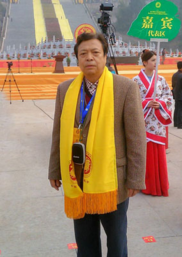  周嗣铨，汉族，四川资中人，大学本科毕业，九三学社社员，1939年7月出生在一个世代书香的书法世家。舅公骆成骧是中国清朝末代状元，父亲毕业于国立四川大学第一届文学系，是著名诗人和书法家。从小受父翰墨熏陶，研习书法，打下了深厚功底。经长期临写，研究和创作“篆、隶、楷、行、草”的多种风格的名帖，能写二十多种风格的书体，并自创新体。到东京书写日文书法、在国内外的书法大赛中多次获大奖。在多种书法专集和报纸发表书法作品，省市电视台也多次报导，作品选送韩国、日本、巴西、比利时、加拿大和台湾展出，作品还送国家领导人，