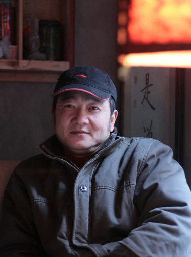 周温岷，1961年10月出生于贵州遵义。学习书法40余载。中国书法家协会会员、中国教育学会书法教育专业委员会会员、全国优秀书法教师、美国国际摄影家协会会员、埃塞俄比亚驻华大使馆特聘书画师、四川省收藏家协会理事。从上世纪九十年代中期开始，书法作品先后在《中日书法作品汇观》，《中日书法交流大展》，《书法导报》年展，《中韩书法交流大展》，《四川省第四届书法新人展》《西泠印社首届书法美术艺术展》等赛事中获一二三等奖或者入展。2012年8月在甘肃敦煌文化馆举办个人书法展；2015年8月应邀参加甘肃兰州理工大学能